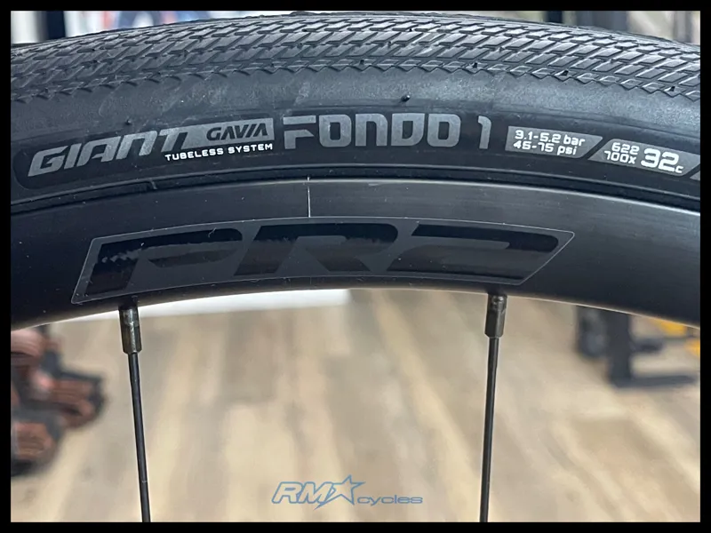 Giant Defy Advanced 1 Medium Frost Silver 2024-8