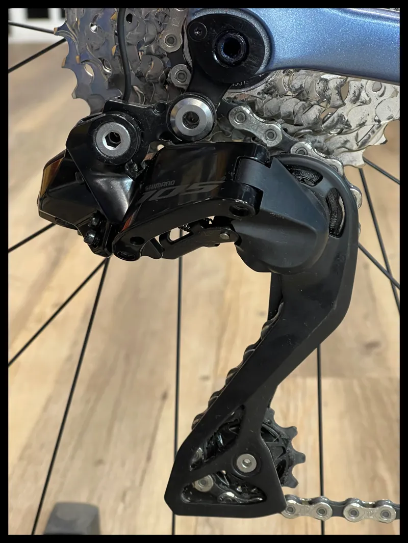 Giant Defy Advanced 1 Medium Frost Silver 2024 Ex-Demo-3