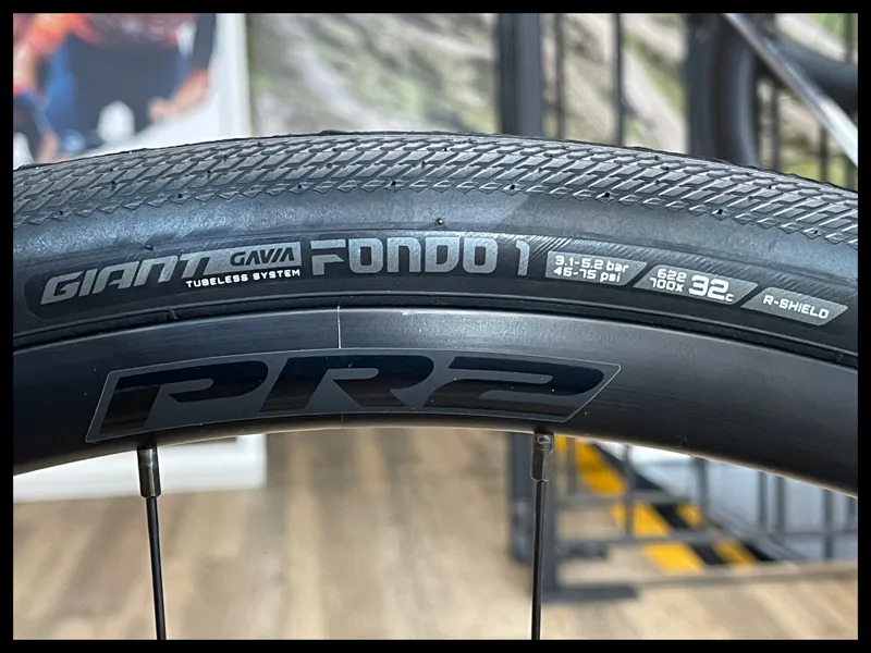 Giant Defy Advanced 1 Medium Frost Silver 2024 Ex-Demo-10