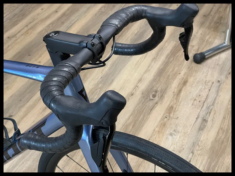 Giant Defy Advanced 1 Medium Frost Silver 2024 Ex-Demo-6