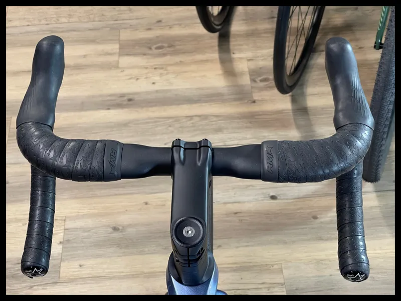 Giant Defy Advanced 1 Medium Frost Silver 2024 Ex-Demo-7