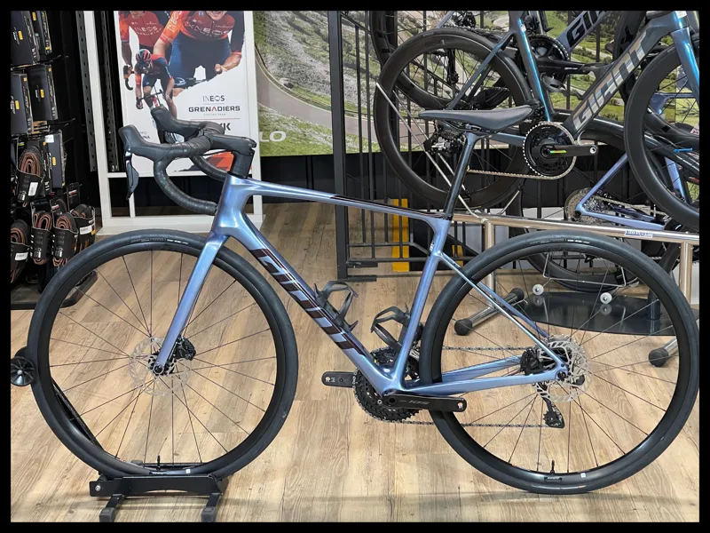 Giant Defy Advanced 1 Medium Frost Silver 2024 Ex-Demo-1