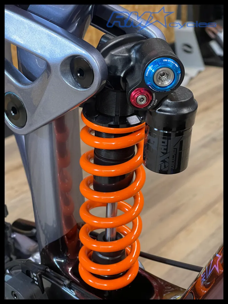 Giant Glory Advanced Medium Black Lava Mercury 2024-5