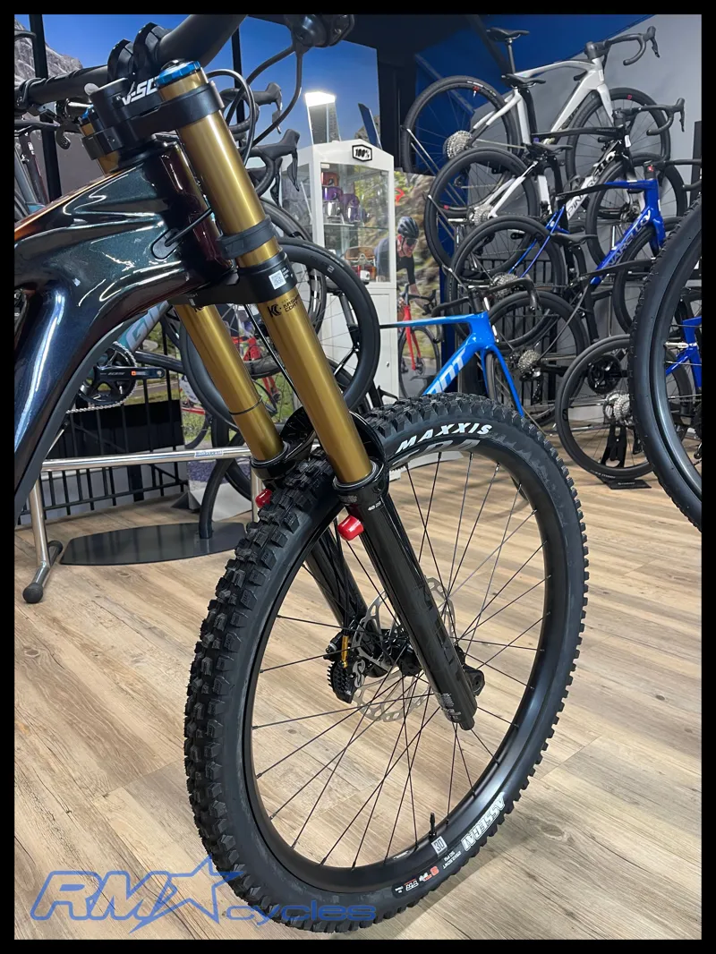 Giant Glory Advanced Medium Black Lava Mercury 2024-6