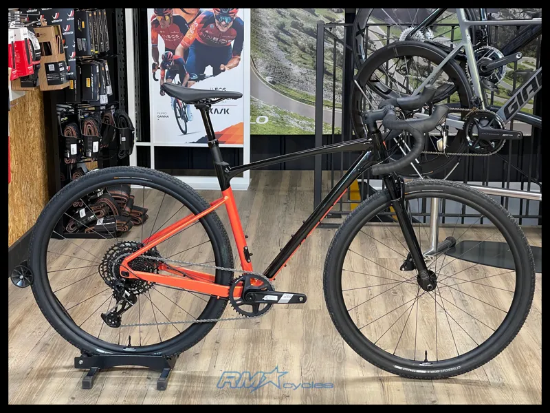 Giant Revolt X 1 Medium Panther Helios Orange 2024