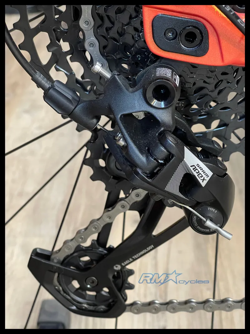 Giant Revolt X 1 Medium Panther Helios Orange 2024-4