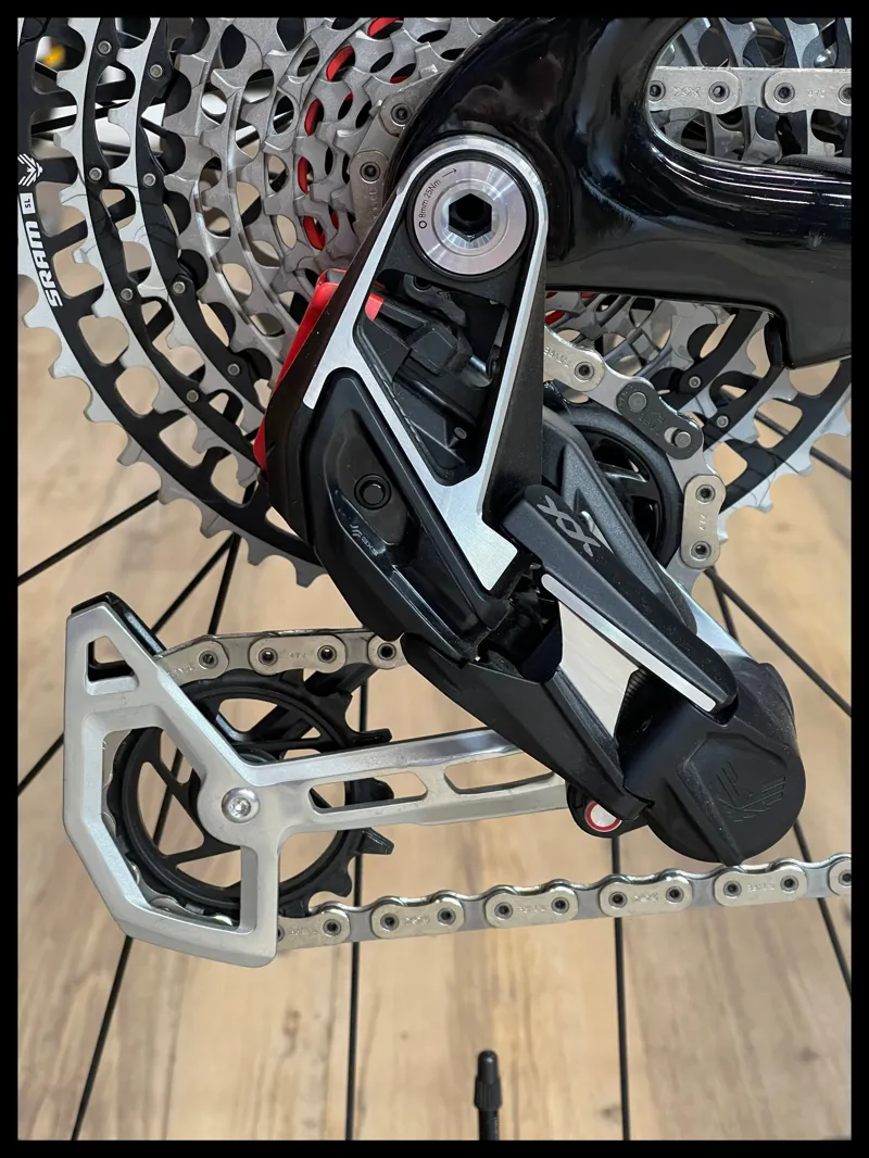 Liv Pique Advanced 29 0 Large Mulberry Glitter 2024 FRAME ONLY-3