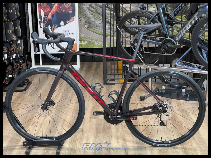 Giant Defy Advanced 2 Tiger Red M-Large 2025 Ex-Display-1