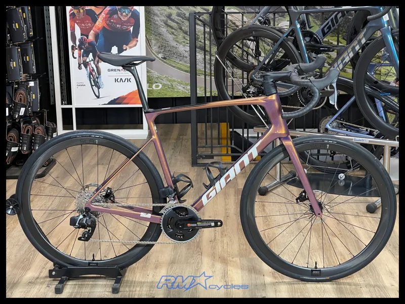 Giant Defy Advanced Pro 1 Meteor Storm Large 2025 Ex-Display