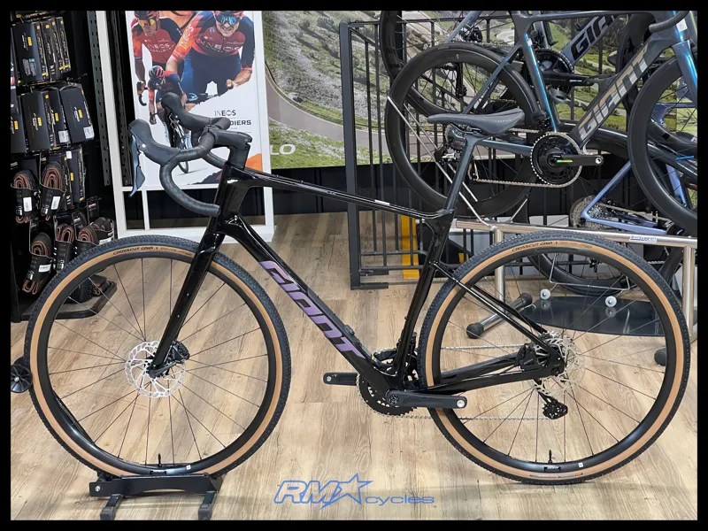 Giant Revolt Advanced 2 Carbon Large 2025 Ex-Display-1