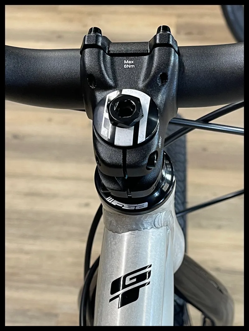 GT LaBomba Rigid 26 RAW Kids Pump Bike-4