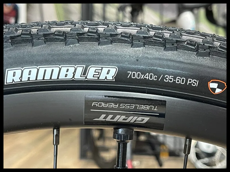 Giant Revolt Advanced 3 Gravel Bike In Gloss Panther-9