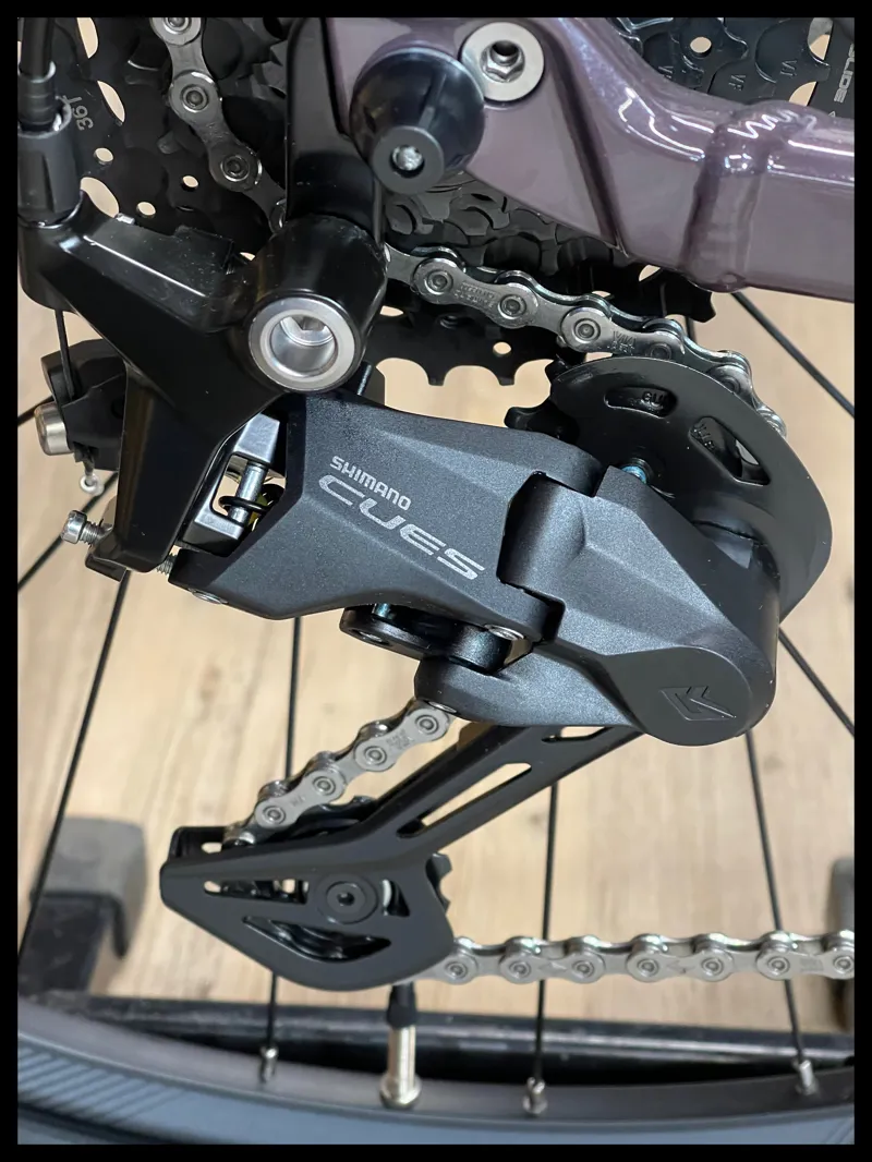 Giant Roam 2 Disc Hybrid Bike in Charcoal Plum-2