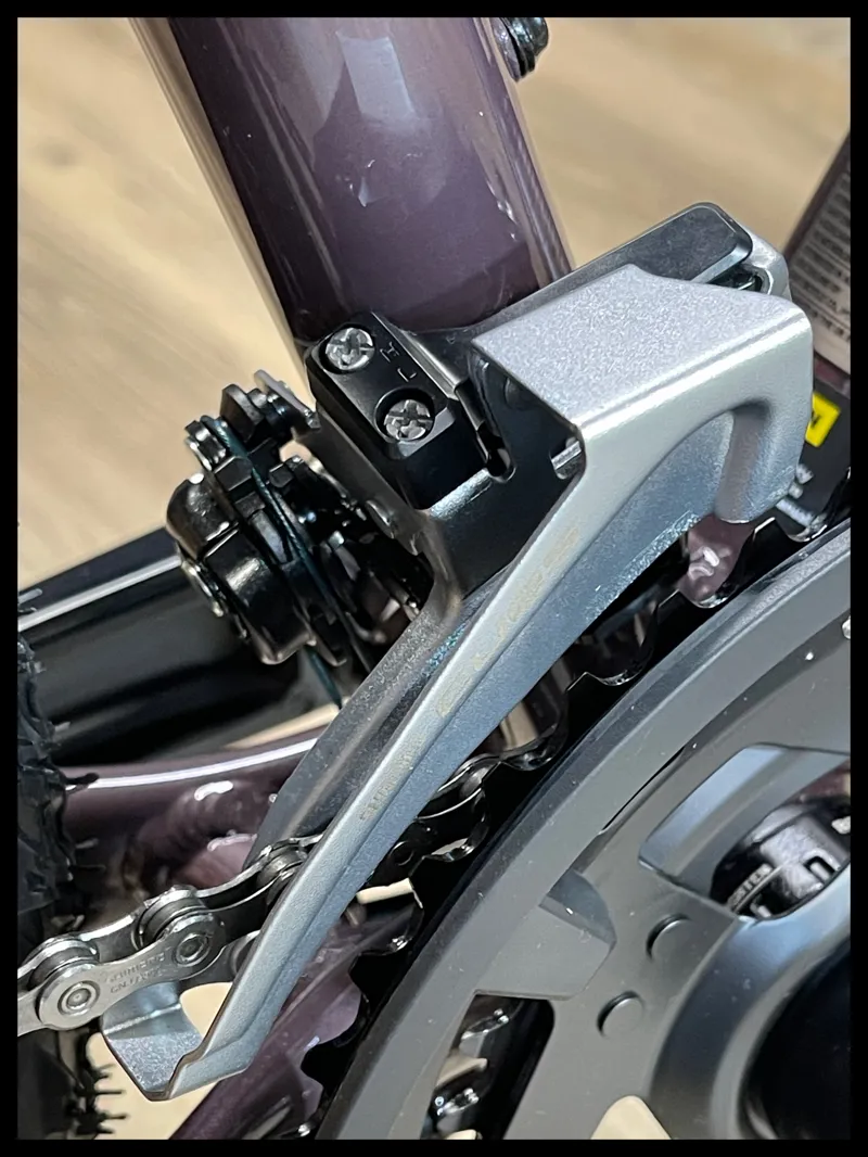 Giant Roam 2 Disc Hybrid Bike in Charcoal Plum-3