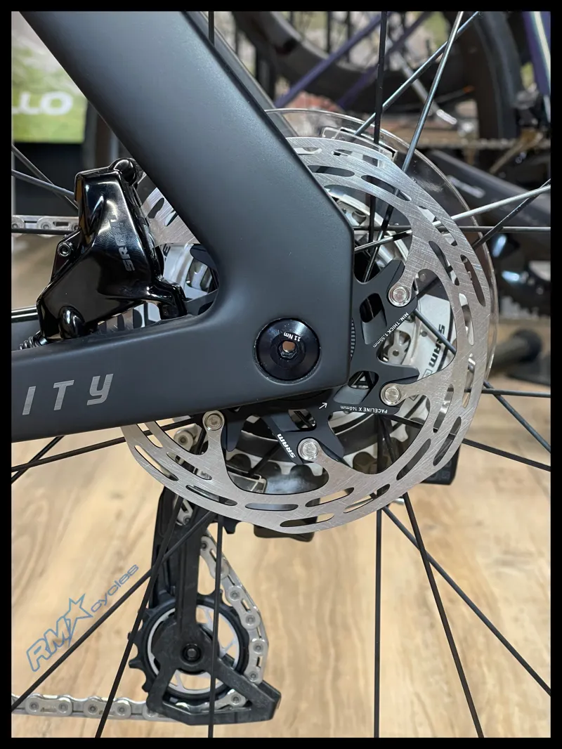 Giant Trinity Advanced SL 1 Road Bike in Carbon/Matte Carbon-6