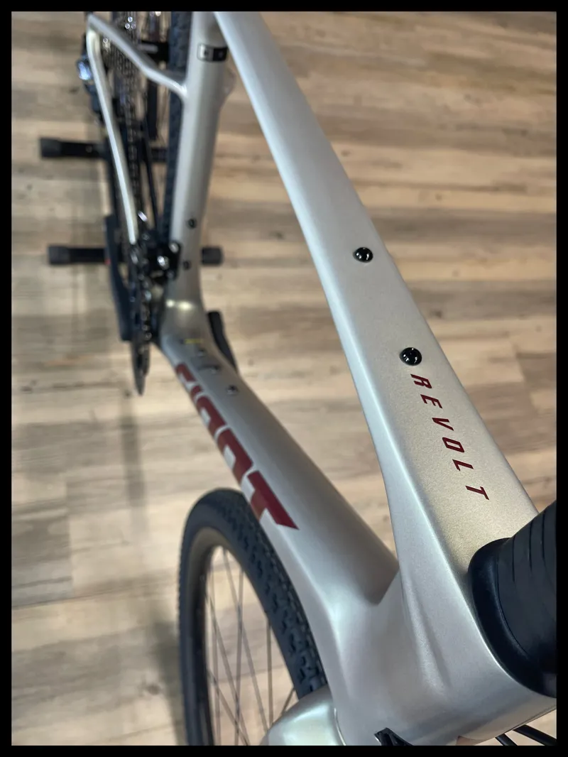 Giant Revolt Advanced 2 Gravel Bike in Golden Haze-1