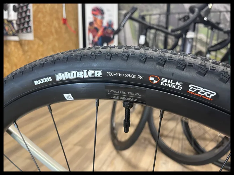 Giant Revolt Advanced 2 Gravel Bike in Golden Haze-8