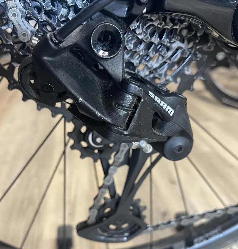 29 M eForce Amp+ BLK MD-3