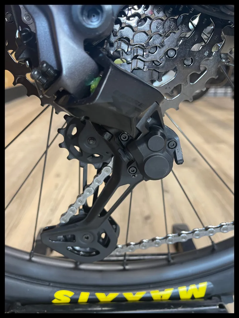 Moterra Neo Crb LT 2  297 Unisex Black Quartz  Medium 2022 Approved Used-3