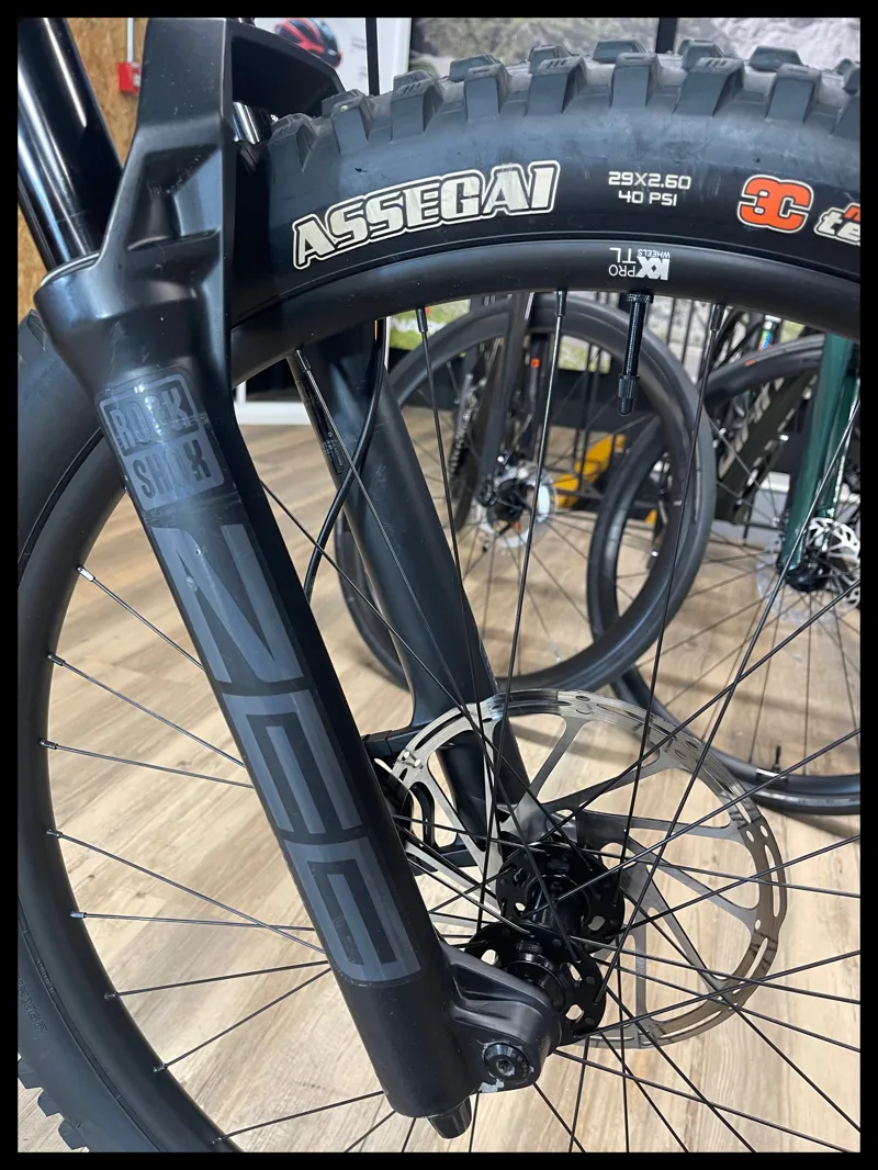 Moterra Neo Crb LT 2  297 Unisex Black Quartz  Medium 2022 Approved Used-6