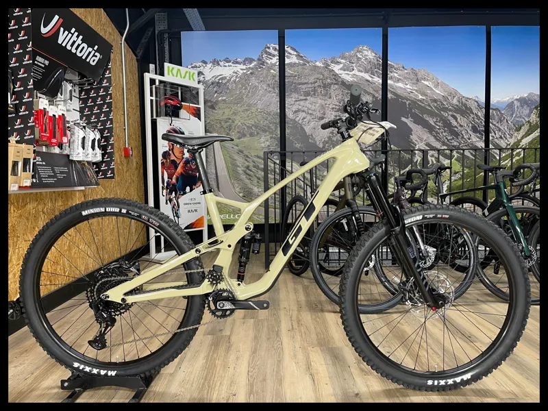 GT Force Carbon Elite 29 Tan Unisex Large 2023 Ex-Demo