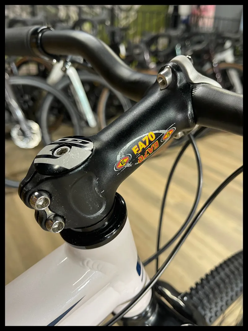 GT Stomper Ace 24 in Kids Mountain Bike in Ace White 2021 Ex-Display-9