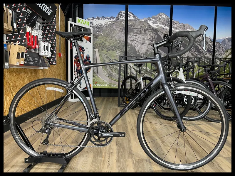 Giant Contend 2 Cold Iron X-Large 2022 Ex-Display