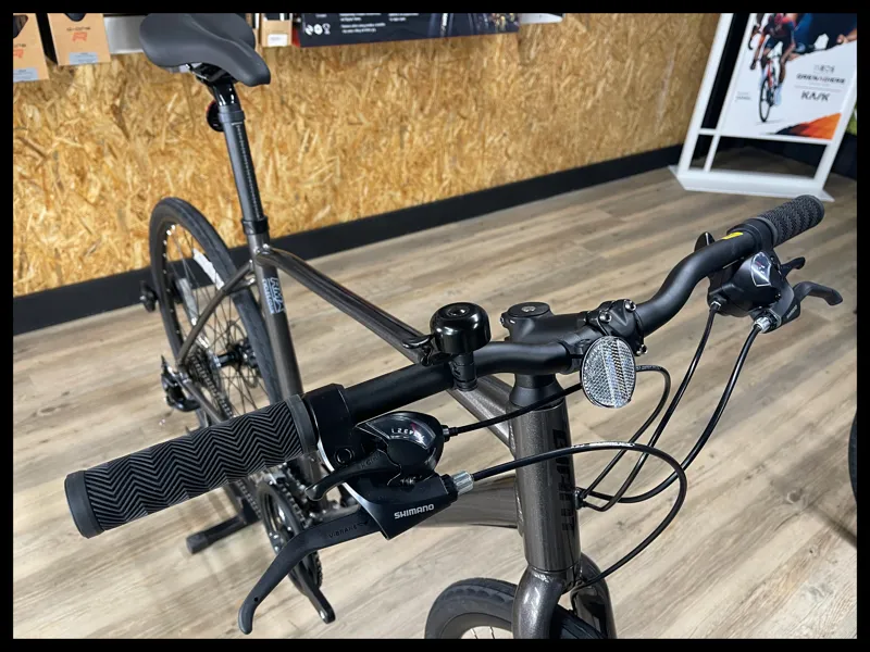 2021 Giant Escape 3 Disc Hybrid Bike in Metallic Black-6