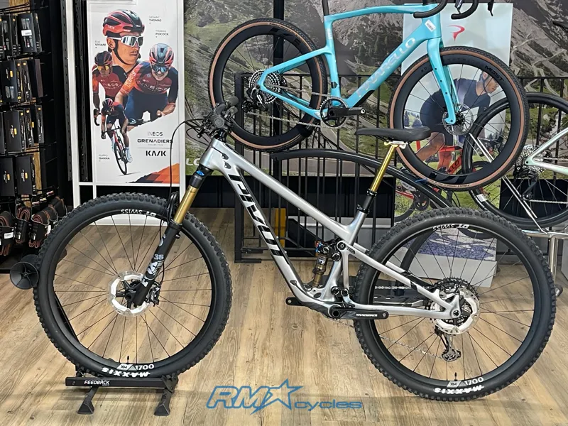 Pivot Trail 429 Large Silver Pro XT Enduro Mountain Bike-1