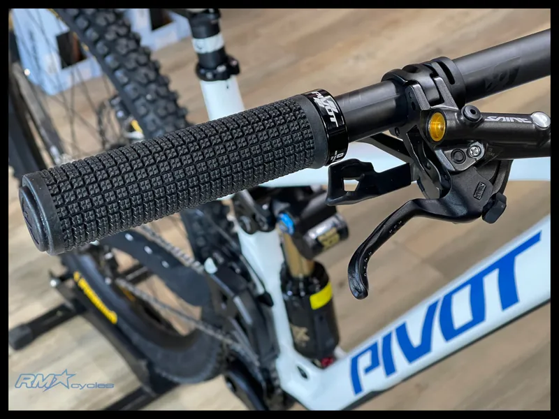 Pivot Cycles Phoenix Pro Saint / White Blue Blue-11