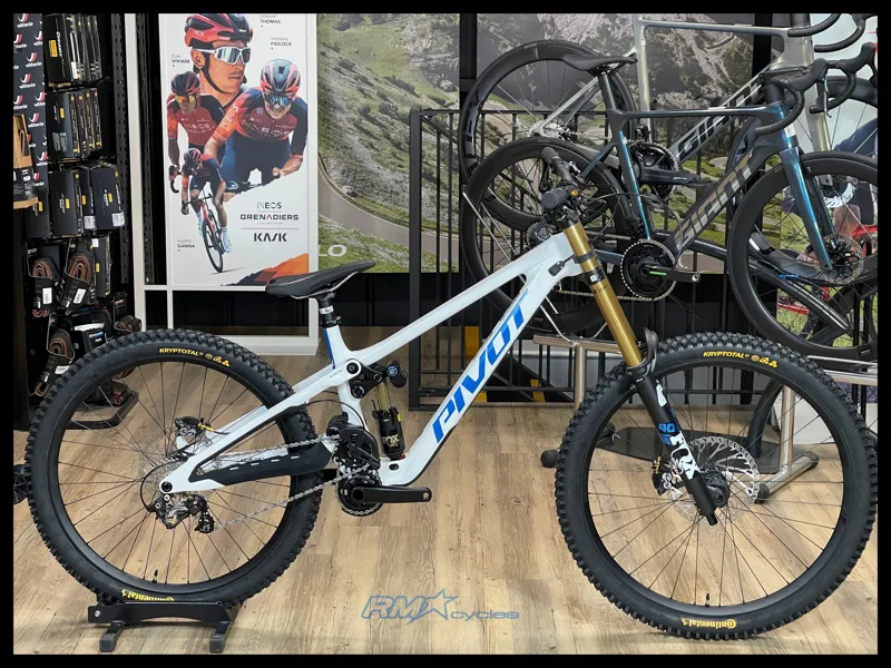 Pivot Cycles Phoenix Pro Saint / White Blue Blue