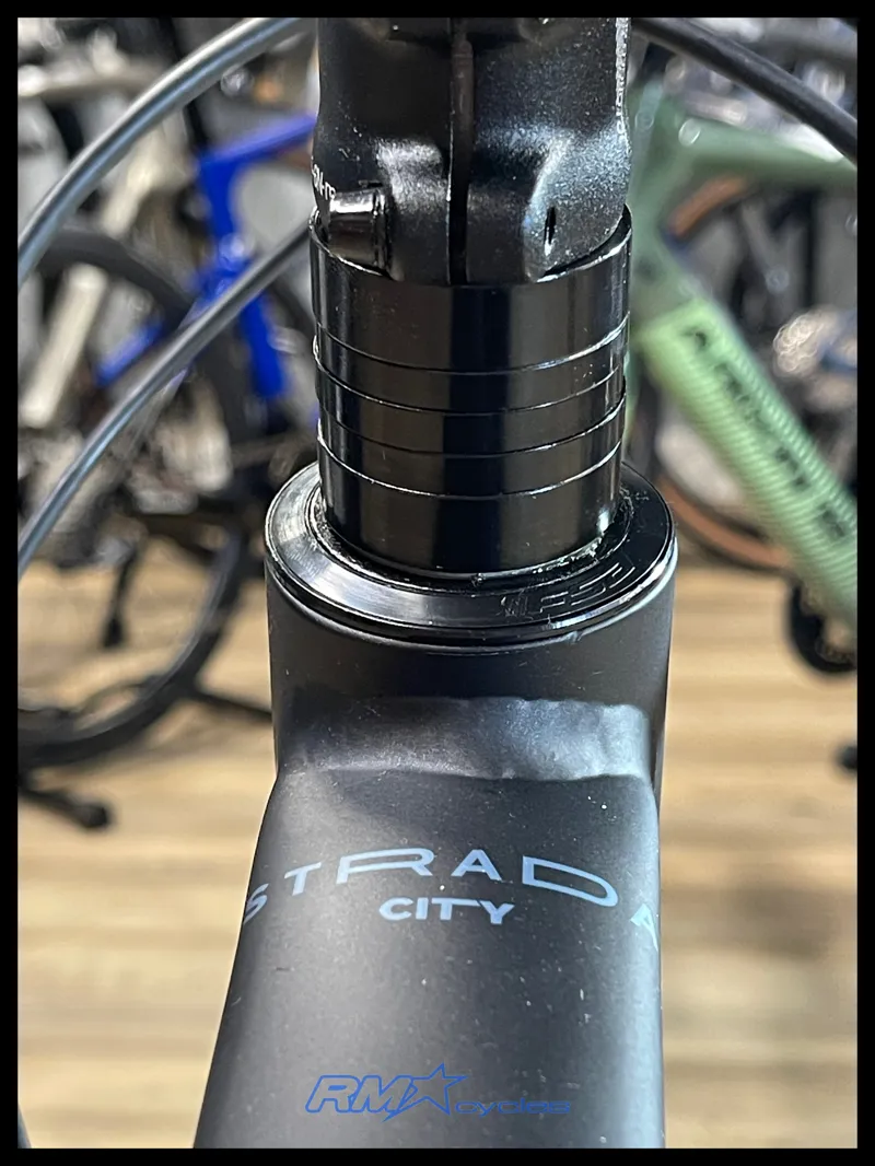 Raleigh Strada Medium 650b Hyrbid 46cm Black 2025-2