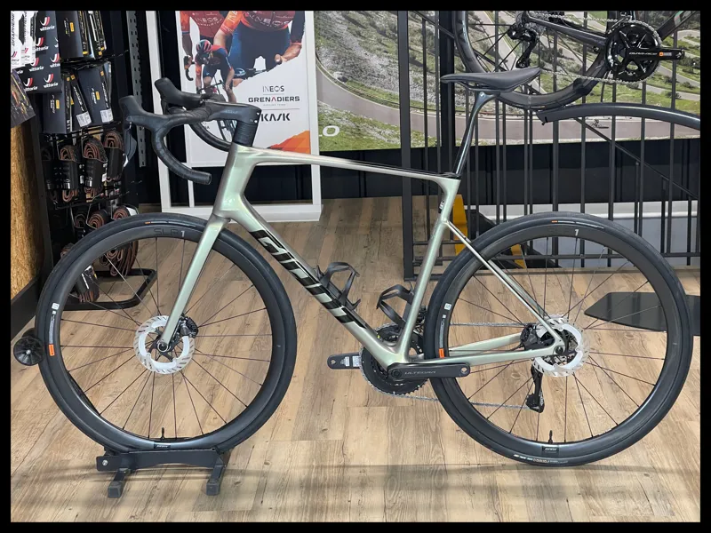 Giant Defy Advanced SL 1 Road Bike in Golden Haze/Panther 2024 Approved Used-1