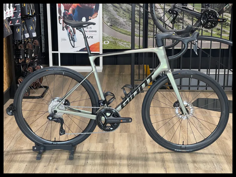 Giant Defy Advanced SL 1 Road Bike in Golden Haze/Panther 2024 Approved Used