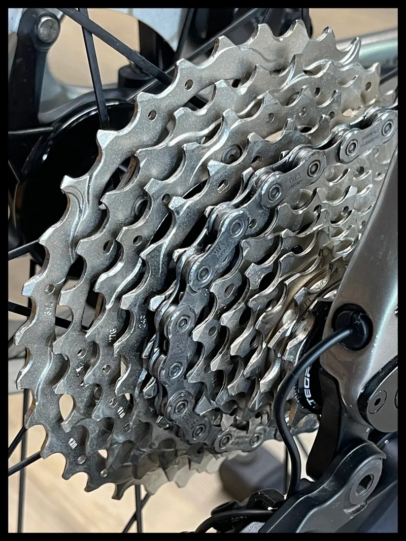 Giant Defy Advanced SL 1 Road Bike in Golden Haze/Panther 2024 Approved Used-2