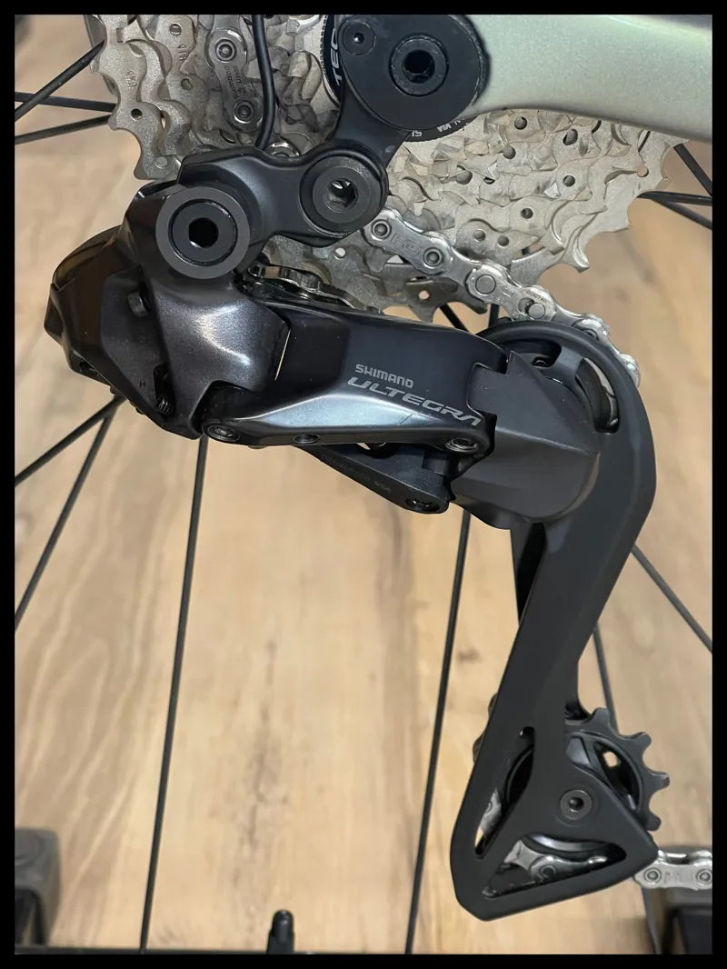 Giant Defy Advanced SL 1 Road Bike in Golden Haze/Panther 2024 Approved Used-3