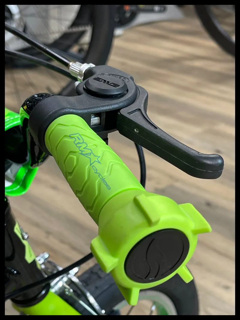 Giant Animator 12 Aluminium Kids Bike in Black 2018 Ex-Display-4