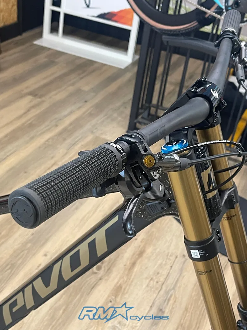 Pivot Phoenix Saint Pro S2 Black Gold Ex-demo-8