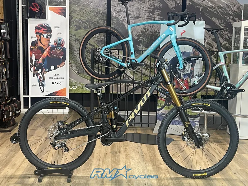 Pivot Phoenix Saint Pro S2 Black Gold Ex-demo
