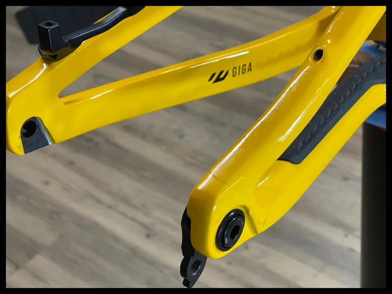 Nukeproof Giga 27.5 carbon Small Blue Yellow Frame-10