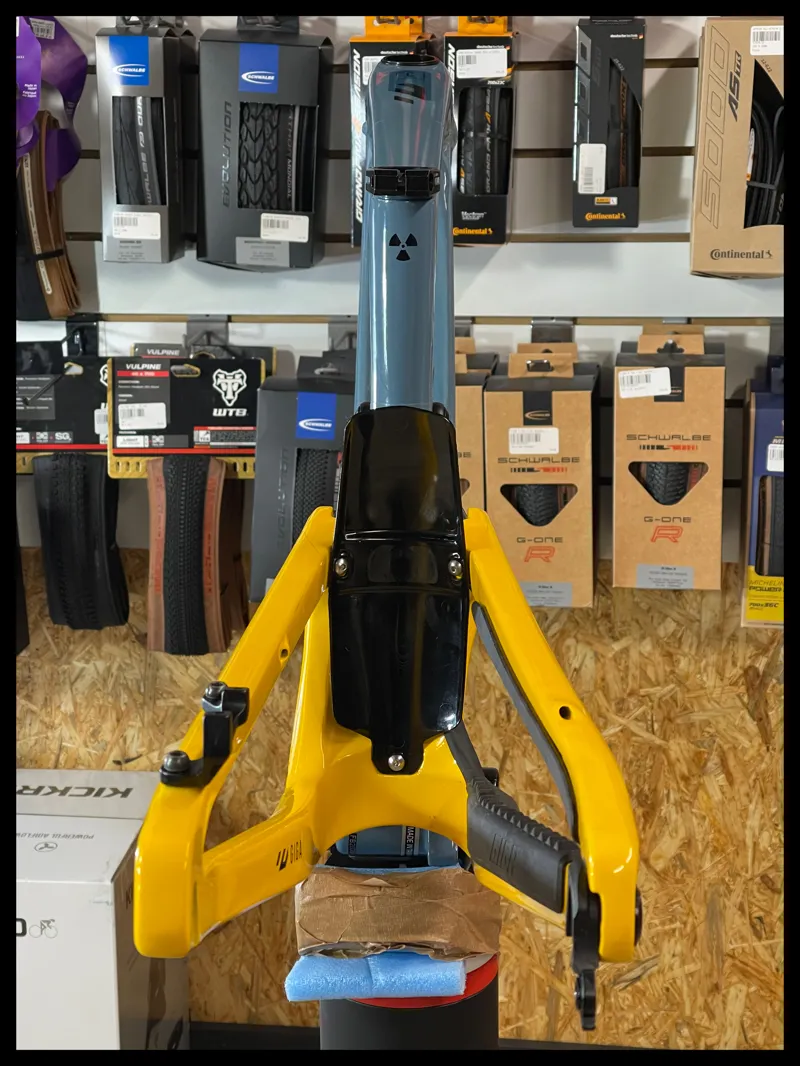 Nukeproof Giga 27.5 carbon Small Blue Yellow Frame-8