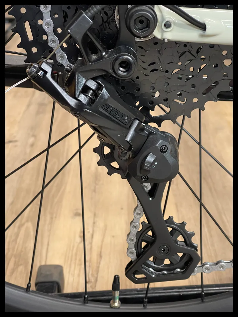 Kinesis Lyfe Equipped Stagger Hybrid E-City Electric Bike Beige Large 2022-3